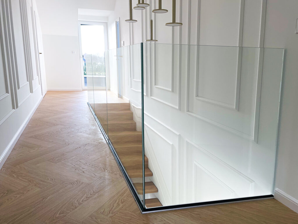Balustrada wewnętrzna nowoczesna – połączenie szkła i subtelnej elegancji 4 balustrada-wewnetrzna-nowoczesna-szklo-12mm-bez-poreczy