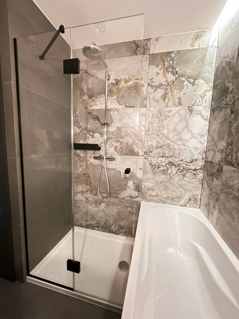 połączenie wanny i prysznica w małej łazience