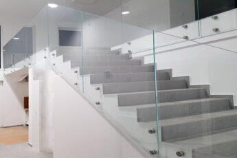 Szklana balustrada schody