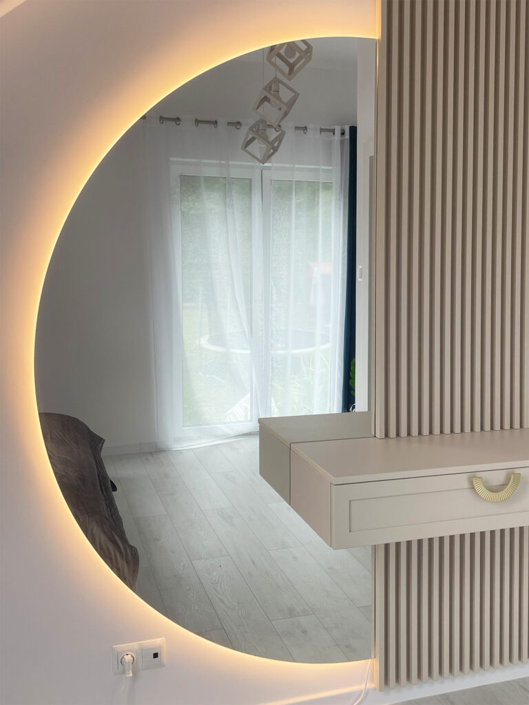 Półokrągłe Lustro z Podświetleniem LED – Nowoczesna Realizacja do Sypialni 2 lustro LED pół okrągłe w sypialni