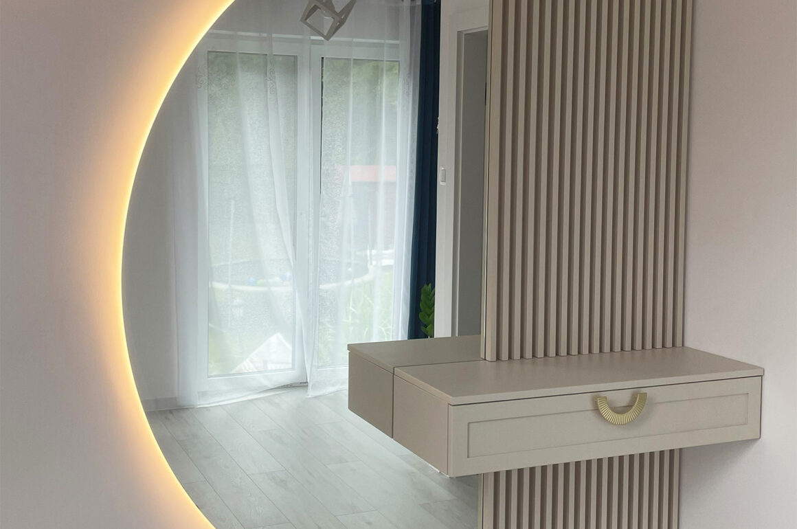 Półokrągłe Lustro z Podświetleniem LED – Nowoczesna Realizacja do Sypialni 1 lustro z LED w sypialni z szafką