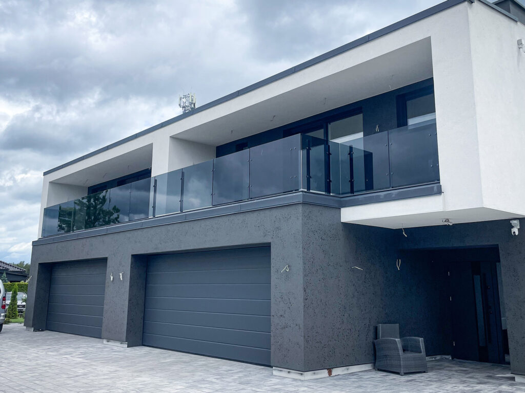 Balustrady balkonowe szklane – nowoczesna realizacja z grafitowego szkła 10 mm 5 Balustrady balkonowe szklane na froncie budynku