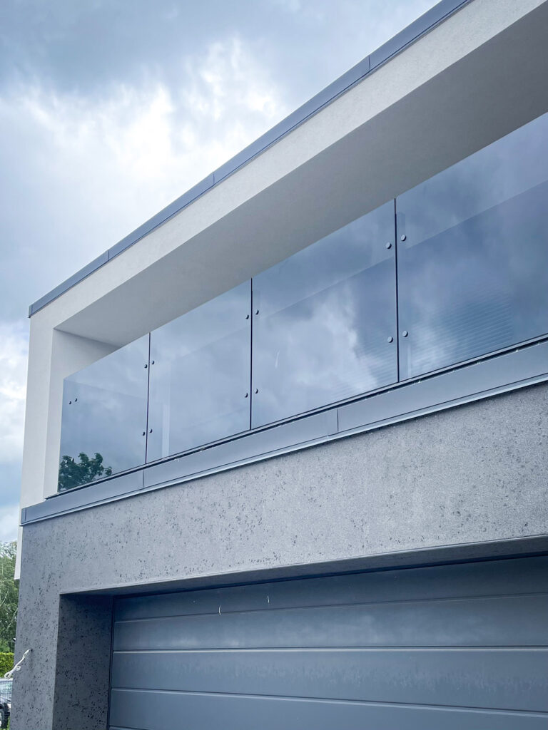 Balustrady balkonowe szklane – nowoczesna realizacja z grafitowego szkła 10 mm 4 Nowoczesna balustrada szklana zewnętrzna